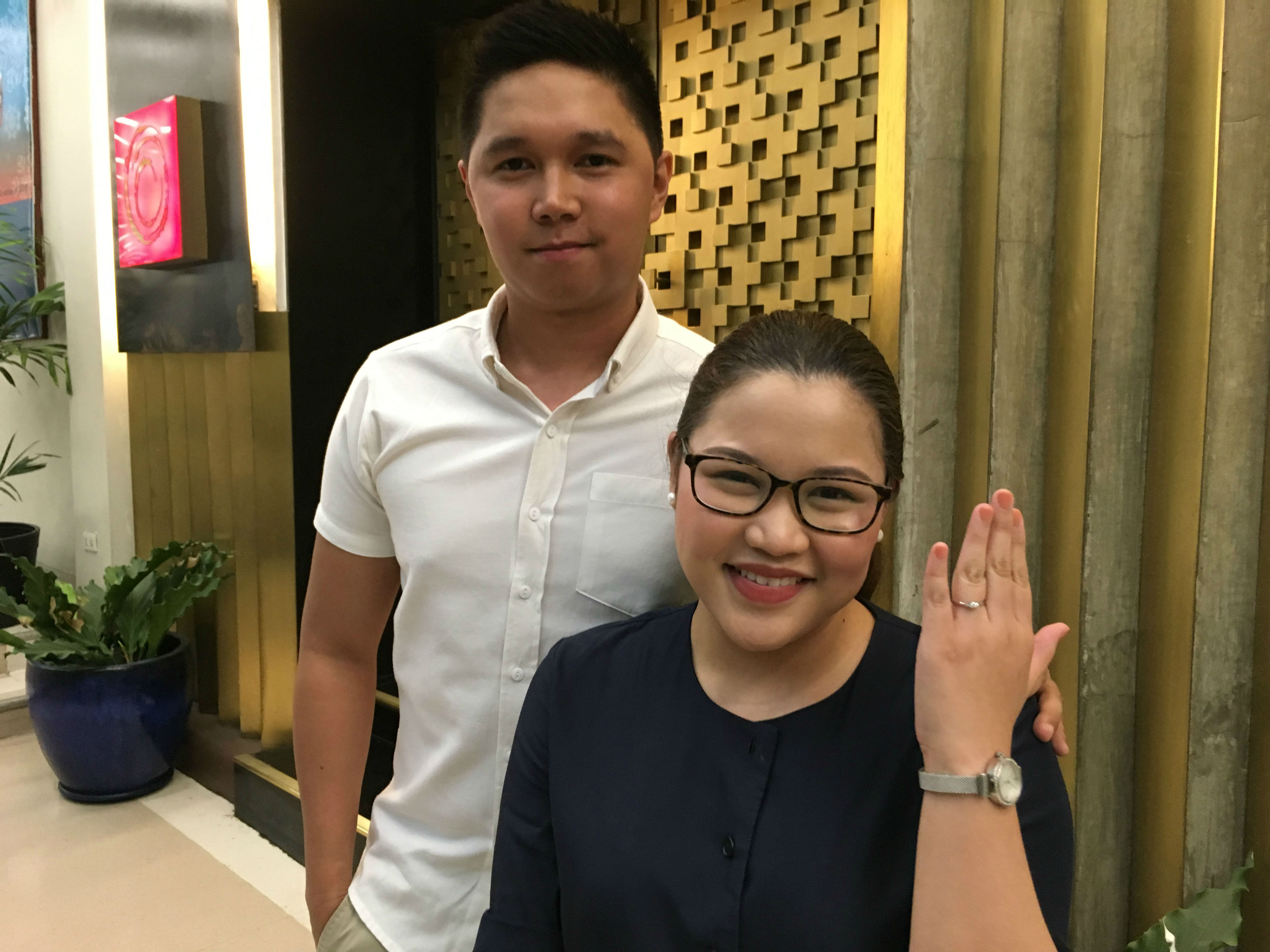 UE alum proposes to an Atenean during 2016 UAAP Cheerdance