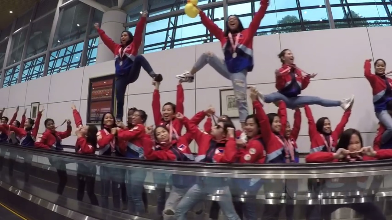 UP Pep Squad wows with pyramid-laden mannequin challenge