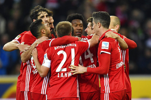 Mueller helps Bayern beat 'Gladbach, stretch Bundesliga lead