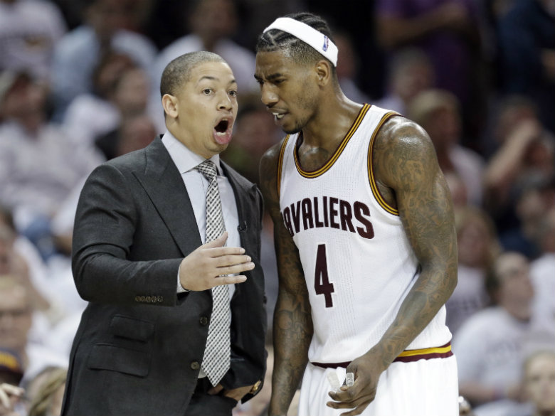 Shumpert sparks Cavs after Smith hurts hamstring in Game 2