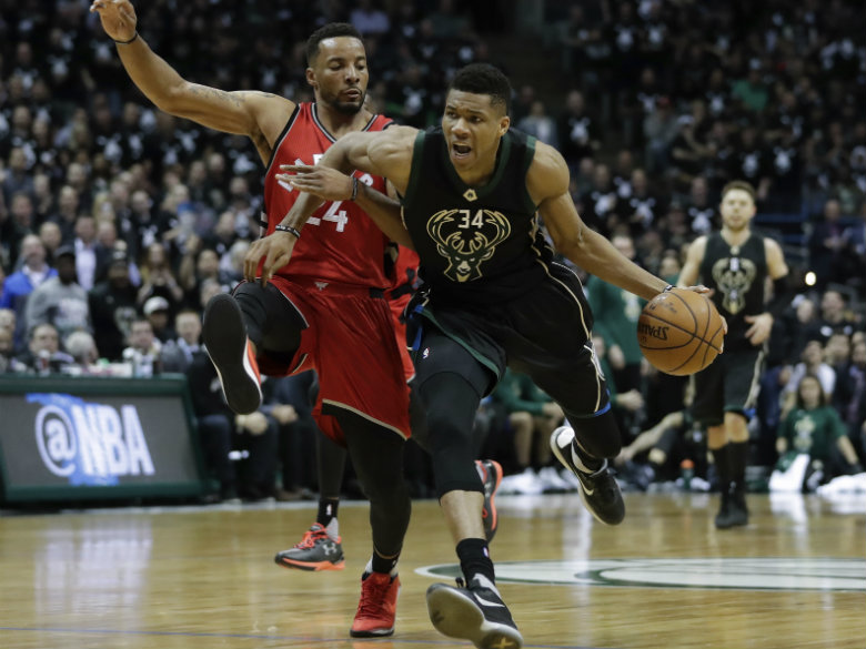 Bucks overwhelm Raptors 104-77, take 2-1 series lead