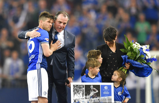 Schalke jerseys to have payment chip as part of sponsor deal