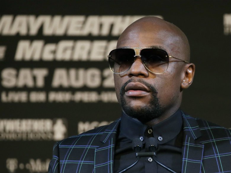 Big money bets roll in late on Floyd Mayweather