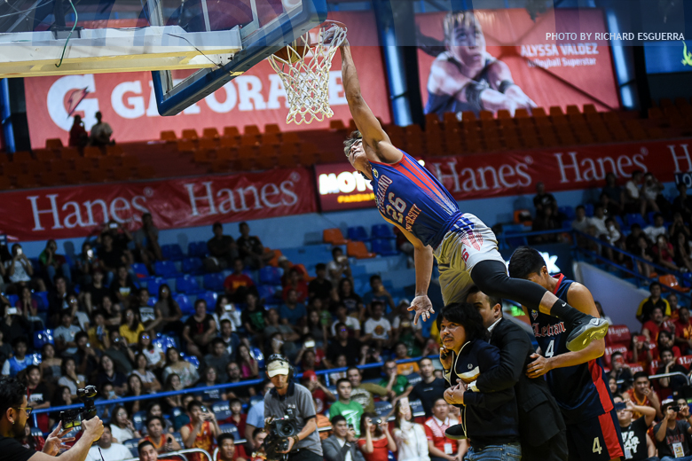 Flores jumps over Empoy, two others to win Slam Dunk Contest